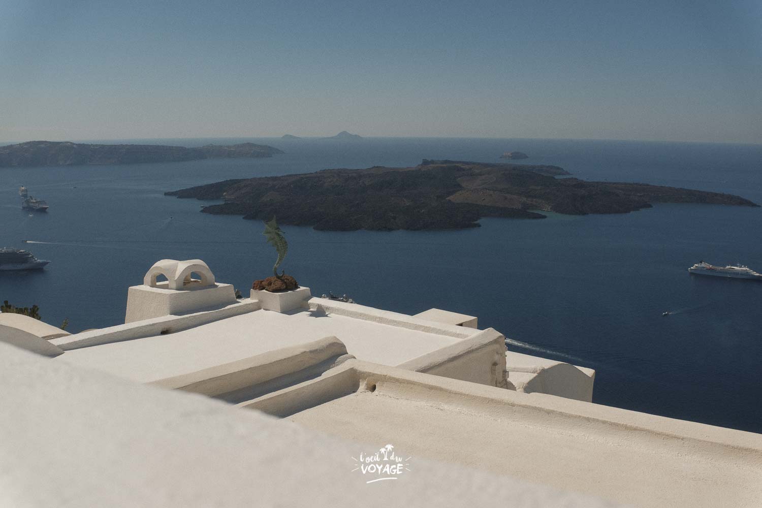 Photographie avec vue panoramique sur La Caldeira à Santorin.