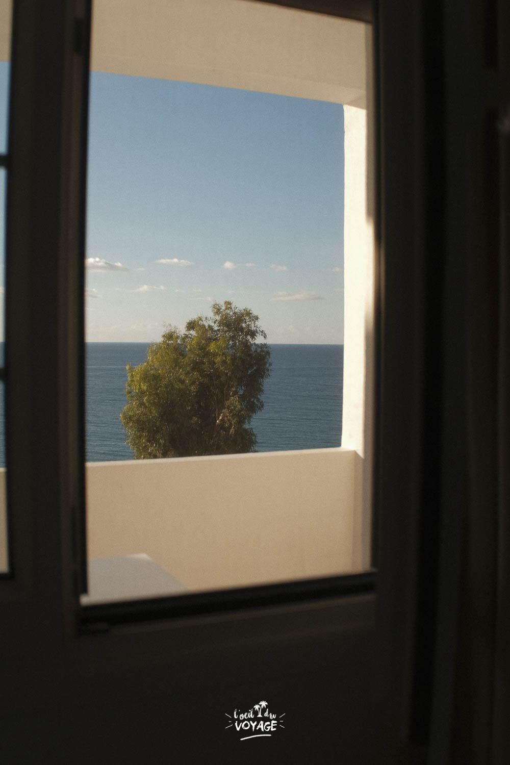 Photographie de voyage, à Milos, par la fenêtre.
