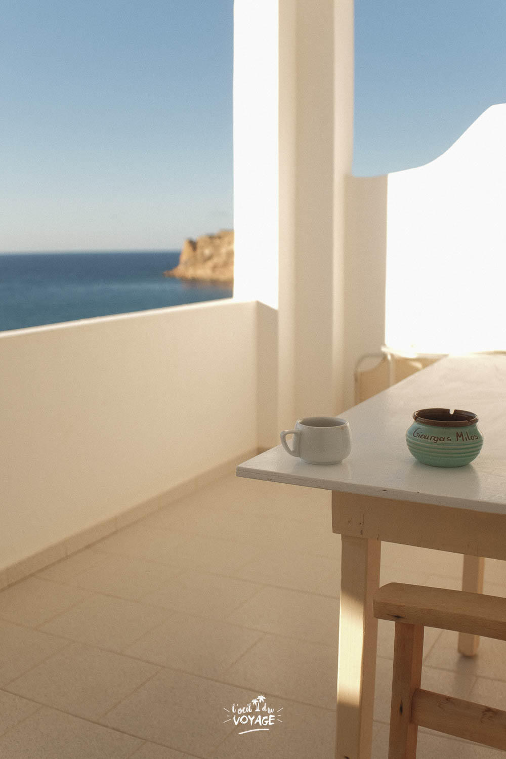 Photographie de voyage, à Milos, par la fenêtre.