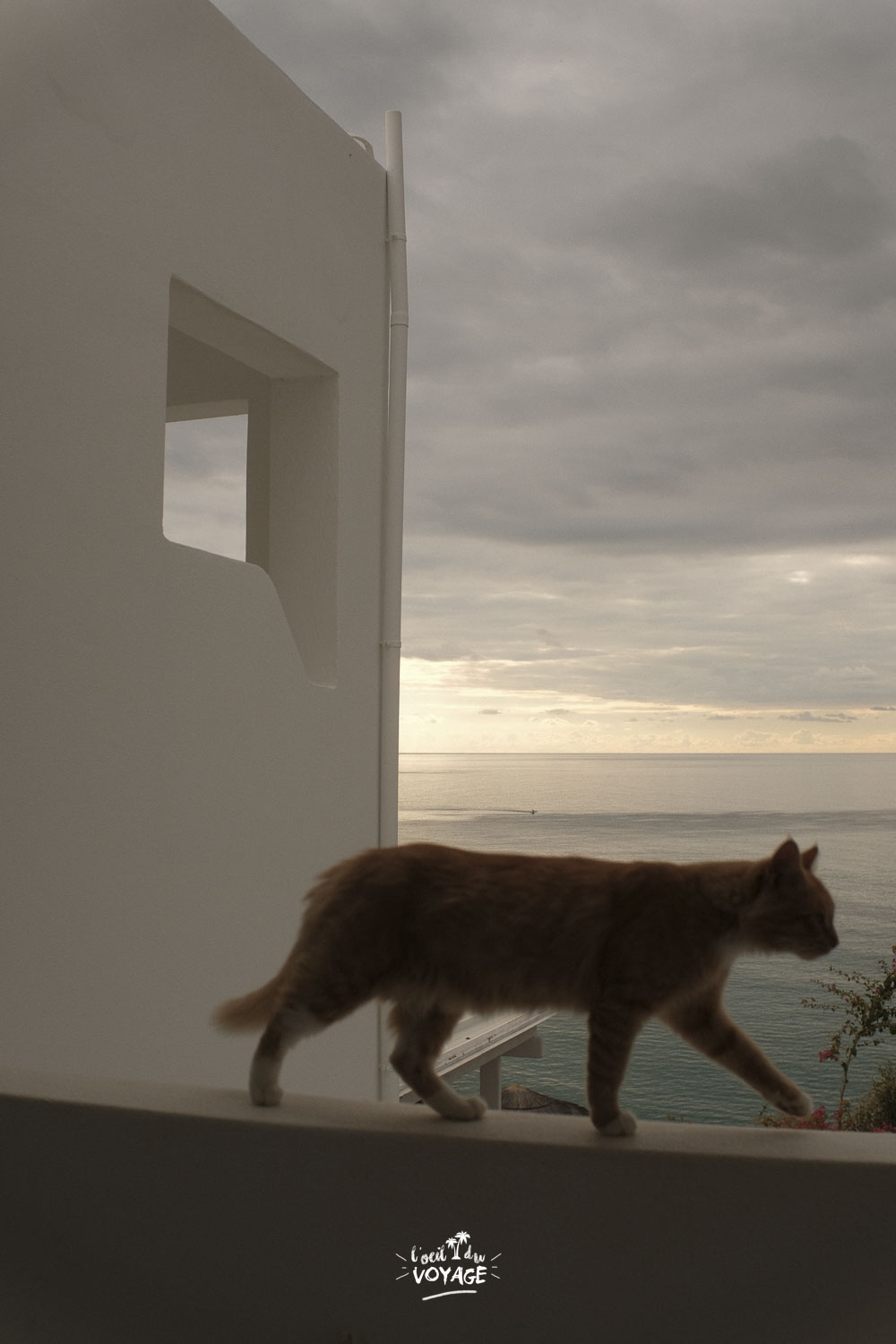 Photographie de voyage, à Milos, par la fenêtre.