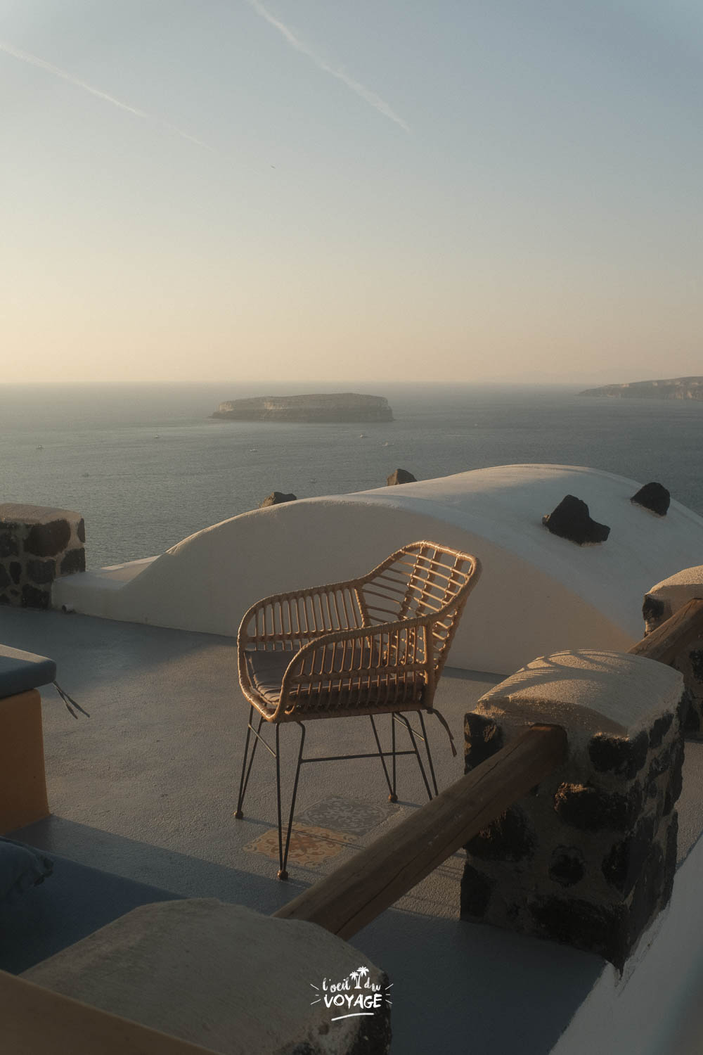 Photographie de voyage minimaliste, par la fenêtre, à Santorin.