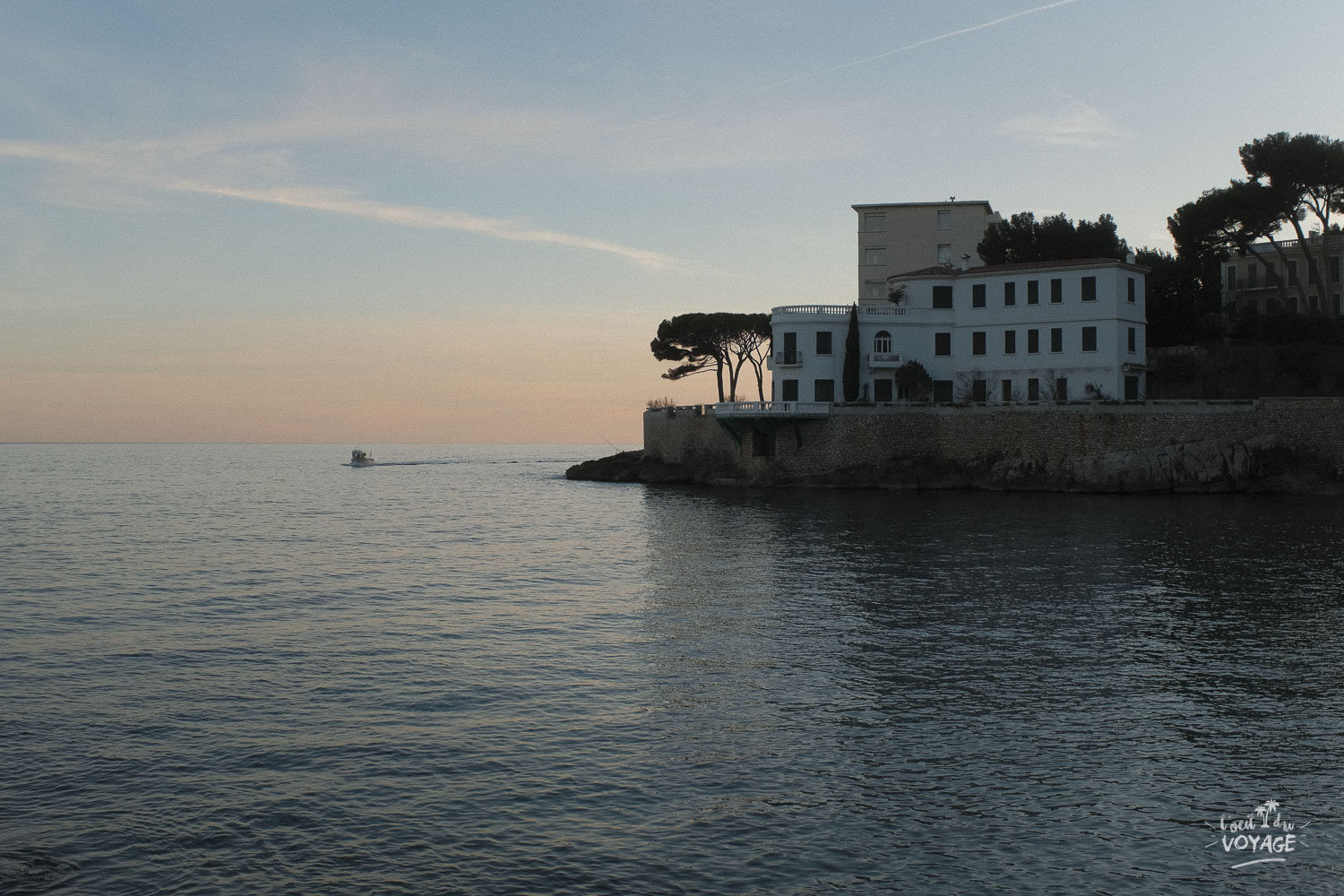 Plage du Bestouan, à Cassis, au coucher du soleil.