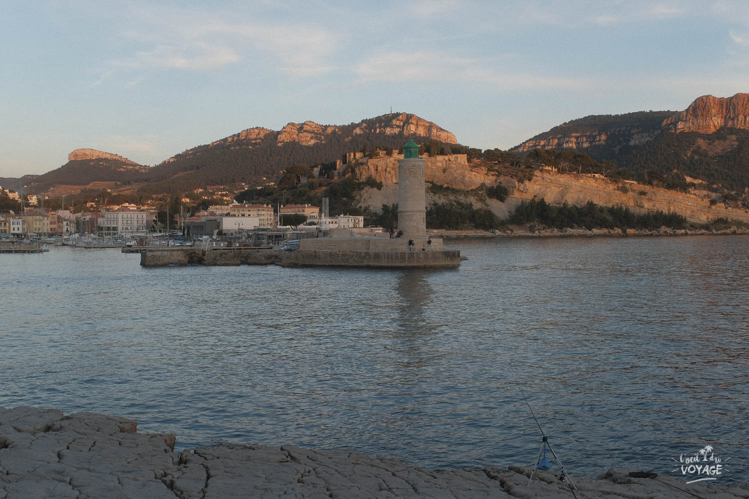 Phare de Cassis au coucher du soleil.